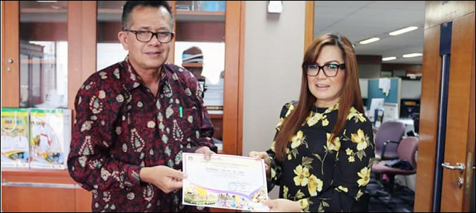 Syerly Sompotan Serahkan Piagam Penghargaan Kepada Kemenpar