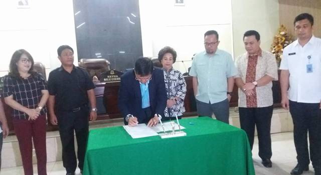 Walikota Manado GS Vicky Lumentut menandatangani nota kesepahaman hasil pembahasan Pansus RPJMD