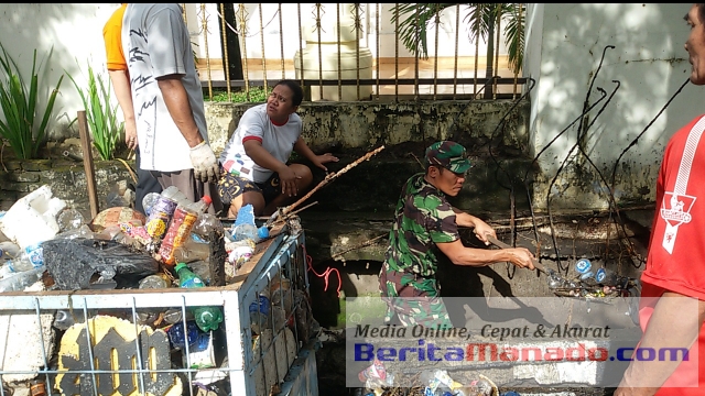 Mantap !!! Kelurahan Tikala Kumaraka Dan TNI Masuk Got