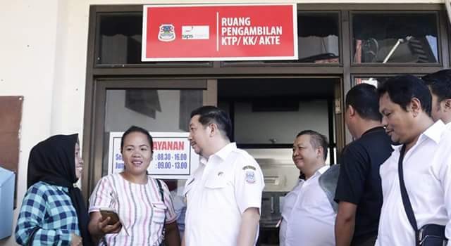 Wakil Walikota Manado, Mor Dominus Bastiaan saat melakukan sidak di Dinas Kependudukan dan Catatan Sipil kota Manado