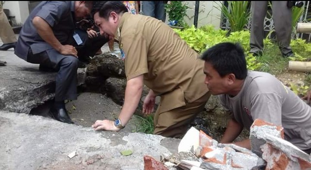 Mor Dominus Bastiaan memeriksa langsung sampah yang menghalangi saluran air