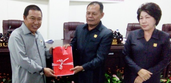 Mitra Resmi Miliki Perda Perlindungan Perempuan dan Anak Korban Kekerasan 8 Dokumen persetujuan bersama Ranperda Perlindungan Perempuan dan Anak Korban Kekerasan