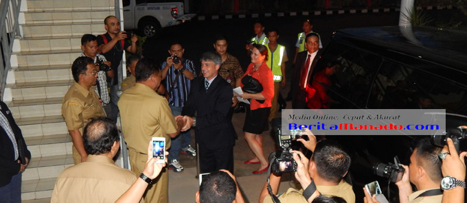 OLLY DONDOKAMBEY Sambut BRIAN MCFEETERS di Bandara SAM RATULANGI