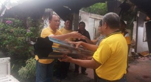 Golkar Minut Realisasikan Bantuan Seng Bagi Korban Kebakaran di Pinenek