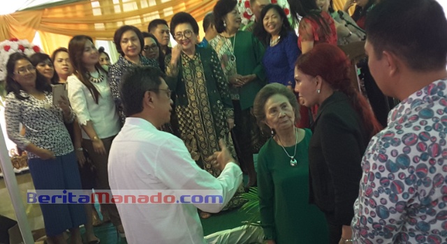 Bupati Minut Vonnie Panambunan berbincang dengan Walikota Batu Eddy Rumpoko.