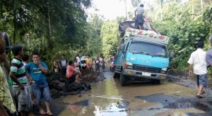 BERITA FOTO: Jalan Rusak di Lumpias, Truk Bermuatan Material Terjebak