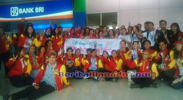 OMK Keuskupan Agung Palembang saat tiba di Bandara Internasional Sam Ratulangi Manado