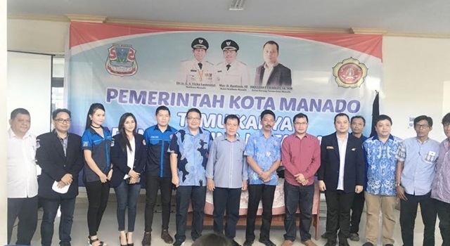 Pengurus Karang Taruna Kota Manado bersama perwakilan dari Pemkot Manado