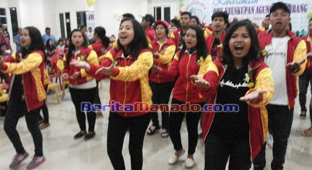 OMK Keuskupan Agung Palembang saat membawakan sebuah atraksi 