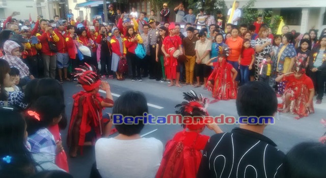 Tarian Kbasaran oleh OMK Stasi Kawatak