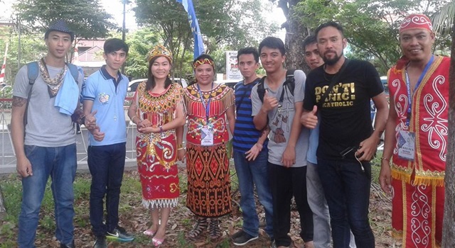 OMK St Kristoforus Stasi Kebangkitan Kristus Kinilow bersama OMK Keuskupan Sanggau (mengenakan baju adat)