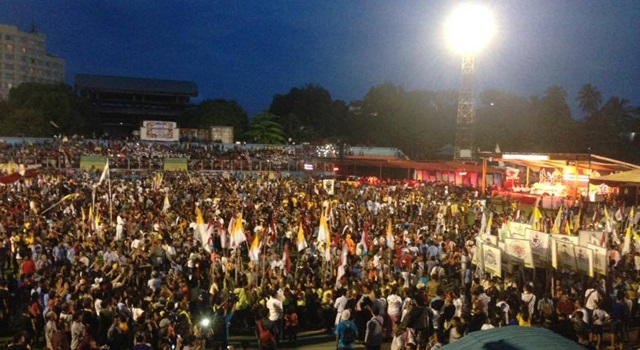 Suasana Perayaan Ekaristi di Stadion Klabat Manado