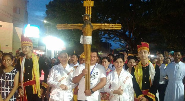 Perarakan Salin IYD Manado 2016 pleh Kontingen Tuan Rumah OMK Keuskupan Manado