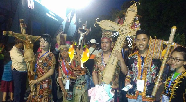 Aneka jenis dan bentuk salib yang dibawa para OMK se-Indonesia dalam defile IYD Manado 2016