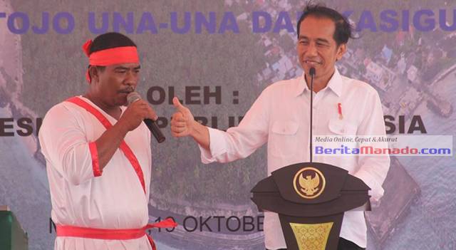 Presiden Tantang Warga Miangas Jawab Soal, Ini Hal Lucu Yang Terjadi 8 Presiden RI Joko Widodo memberikan tanda jempol kepada salah seorang warga yang menjawab pertanyaan dengan benar