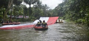 Unik !!! Para Pemuda Ini Bentangkan Merah Putih di Aliran Sungai Sawangan