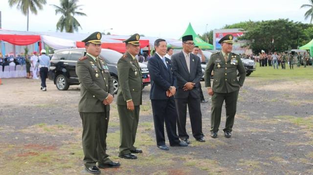Walikota GS Vicky Lumentut ketika bebincang bersama dengan petinggi TNI saat perayaan HUT ke 71 TNI.(Foto:StevenRuntuwene)