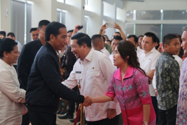 Ini Pujian MOR BASTIAAN Pada Presiden JOKO WIDODO 8 Wakil Walikota Manado, Mor Bastiaan bersama Ny. Imelda Bastiaan Markus, saat menyambut Presiden RI Joko Widodo dan Ibu Iriana Joko Widodo.