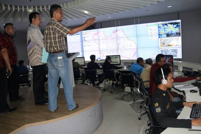 MOR BASTIAAN Pelajari Command Center Walikota TRI RISMAHARINI