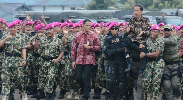 Dalam kunjungannya, Presiden Joko Widodo terlihat  menyatu dengan para prajurit Marinir