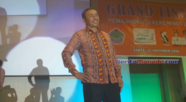 Kepala Dikpora Maximelian Tapada menebar senyum khasnya.