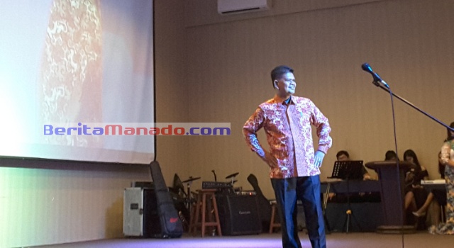 Camat Likupang Barat Alpret Pusunglaa, tak kalah aksi di atas panggung.