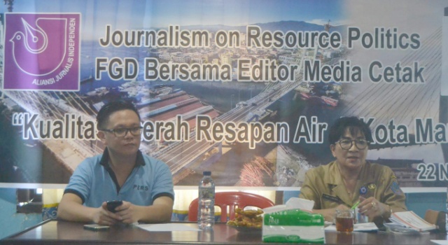 Kabid Tata Lingkungan BLH Sulut Joice Matheos dan Wapemred Media Sulut Rikson Karundeng, membawakan materi.