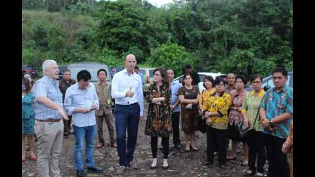 Bupati Christiany E. Paruntu, SE Saat Menemani Tim Dari Belanda Mengunjungi TPA Mobongo