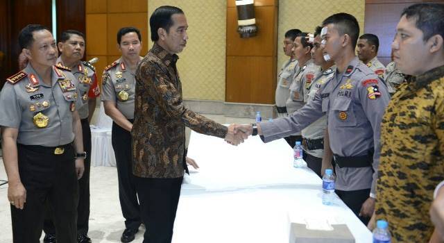 Jokowi menyalami para perwira Polri