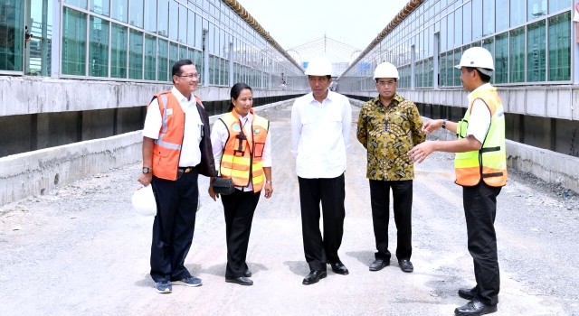 Presiden Joko Widodo meninjau langsung pembangunan rel bandara