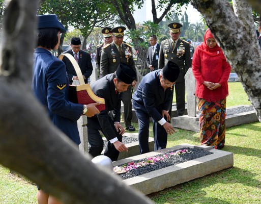 Joko Widodo dan Jusuf Kalla saat memperingati Hari Pahlawan di Taman Makam Pahlawan Kalibata