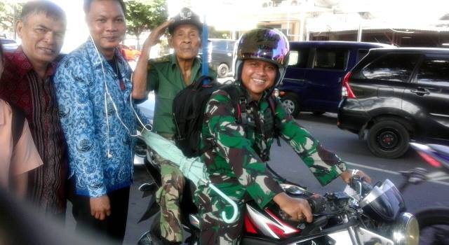 Kapten Bayu Prabowo bersama seorang veteran yang diantar pulang