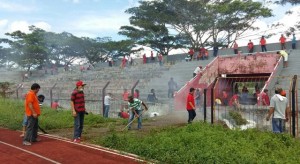 Stadion Maesa Tondano ‘Dikepung’ Ratusan Orang