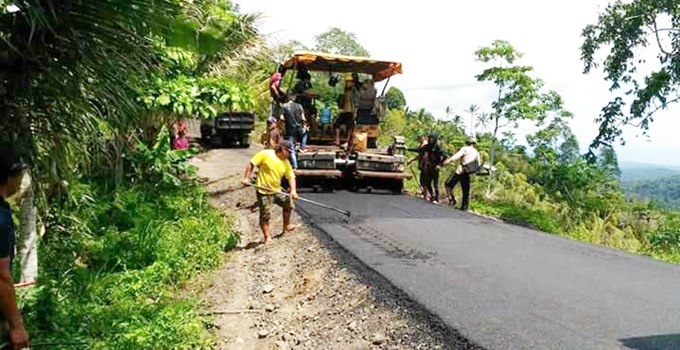 Belasan Tahun Tak Tersentuh, Jalan Mundung-Tonsawang Akhirnya Diaspal
