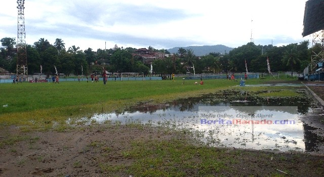 Jika Lapangan Koni Sario memiliki jalur lari yang sudah di aspal, maka jalur lari Stadion Klabat akan berubah jadi 'telaga mini' setelah hujan turun, berbeda dengan lapangannya yang memiliki daya resapan air yang bagus