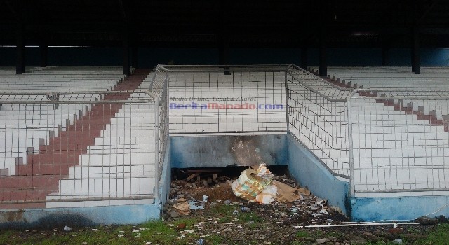 Bagian bawah tribun penonton seperti menjadi Tempat Pembuangan Sementara (TPS) karena tidak terurus dan tidak terlihat seperti Stadion Sepak Bola. Perbaikan pun seperti enggan dilakukan karena kejelasan penanggugjawab Stadion Klabat yang belum pasti diduga menjadi sebab belum adanya sentuhan perbaikan di tempat ini