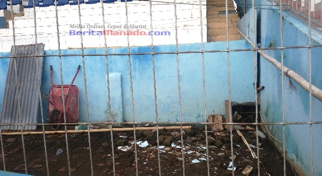 Bagian dinding yang retak dan puing-puing yang berserakan membuat tingkat keamanan di Stadion Klabat diragukan, padahal hingga saat ini Stadion kebanggaan warga Manado ini masih menjadi tempat latihan salah satu Club ternama di Manado dan juga Sekolah Sepak Bola (SSB)
