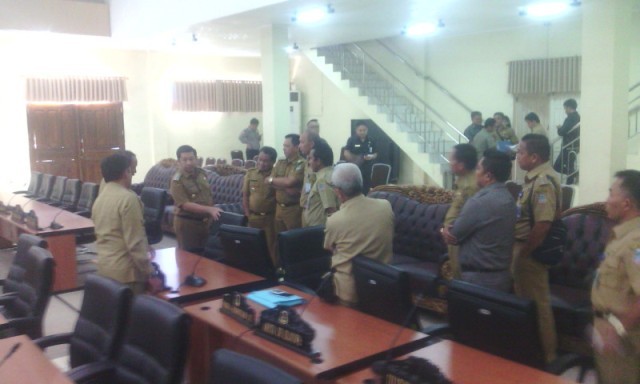 Wawali Mor saat berbincang serius dengan para camat di ruangan paripurna DPRD Manado.(Cilo)