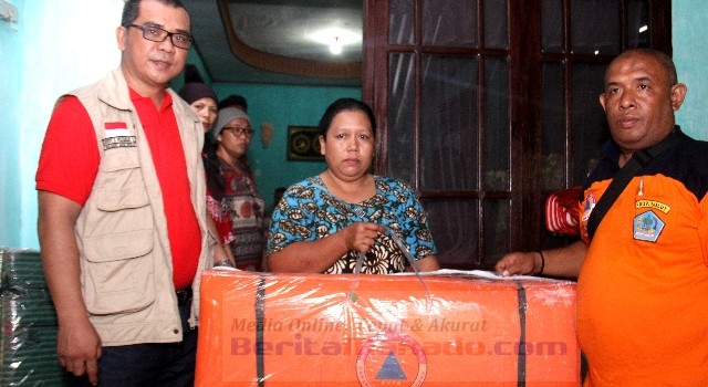 Donny Poluan mewakili Baguna Sulut menyerahkan bantuan kepada masyarakat korban bencana