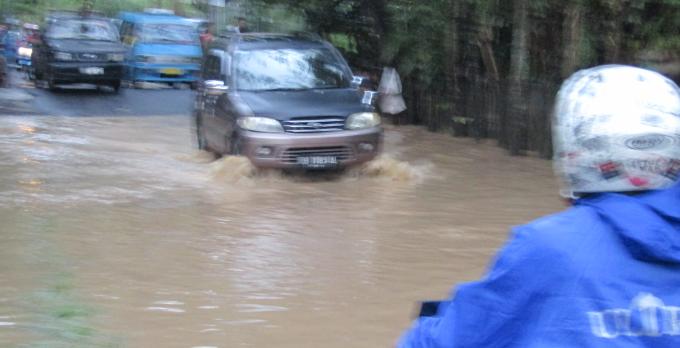 Salah-satu titik ruas jalan di Kelurahan Taas ini sering dilanda banjir akibat luapan air dari saluran air