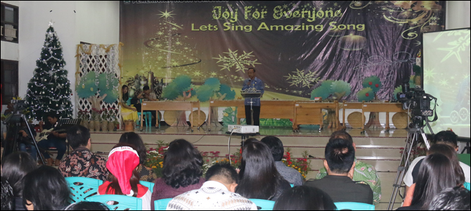 Ronni Lumowa Buka Christmas For All