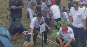 Wakili Bupati, Wabup JOPPI LENGKONG Tanam Pohon di Manado-Minut Interchange
