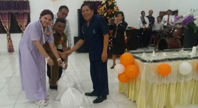 VONNIE PANAMBUNAN-JOPPI LENGKONG Yakin Minut Semakin Diberkati Tahun 2017 10 Penyerahan bingkisan Natal.