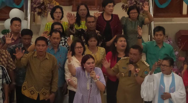 VONNIE PANAMBUNAN-JOPPI LENGKONG Yakin Minut Semakin Diberkati Tahun 2017 9 Bupati Vonnie Panambunan turut mendoakan masyarakat Minahasa Utara.