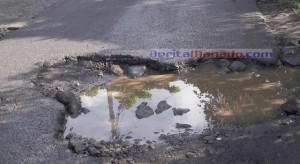 Awas !!! Lubang Menganga di Depan SMAN 1 Airmadidi