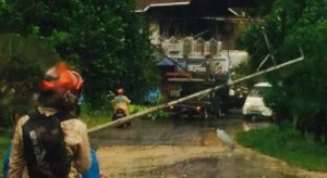 Cuaca Buruk, Tiang Listrik di Liksel Tumbang