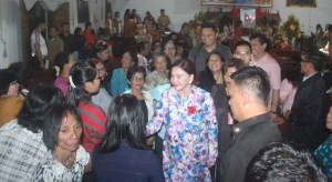 Penuh Kasih dan Kesederhanaan, VONNIE PANAMBUNAN Natal Bersama Warga Winuri