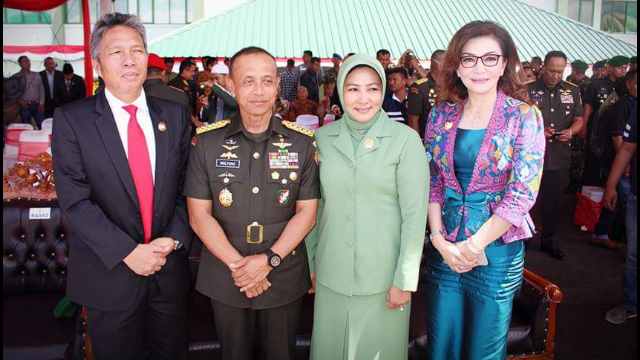 Christiany Paruntu dan Franky Wongkar bersama dengan KSAD Jenderal TNI Mulyono