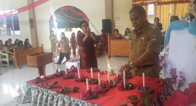 Safari Natal Pemkab Minahasa, JANTJE SAJOW Serahkan Bingkisan