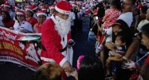 Menarik !!! Pejabat Teras Pemprov Sulut Ini Menjadi Sosok Santa Yang Baik Hati